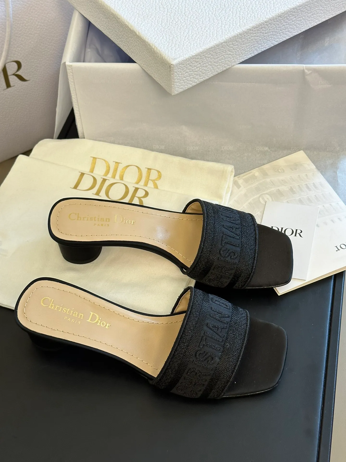 👟👟Ex-factory price 440👟👟 Dior • Dior 2025 DWAY spring and summer new one-word embroidered slippers version CD letter logo three-dimensional embroidered cylindrical heel sandals Square toe thick heel jelly color open-toe slippers Upper: Original consistent high-temperature water-soluble cotton electro-embroidery technology silk fabric Lining: Water-dyed sheepskin lining Outsole: Italian leather outsole Heel height: 3.5CM Number of yards: 35-40